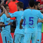 Los jugadores del Barça se felicitan tras el gol de Neymar con el que batieron al United en Washington.  Los jugadores del Barça se felicitan tras el gol de Neymar con el que batieron al United en Washington.