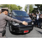 Un grupo de soldados abren paso al vehículo en el que viaja el jefe del Ejército, a su llegada a la base de Bangkok, este viernes.
