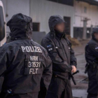 Agentes de policía en una de las redadas contra un almacén de una firma editorial vinculada al grupo salafista La Verdadera Religión, en Pulheim (oeste de Alemania), este martes.
