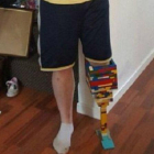 La pierna de Matt Cronin hecha con Lego.