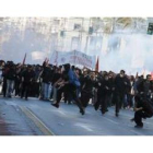 Manifestantes se enfrentan con los policías antidisturbios durante las protestas en el centro de Ate