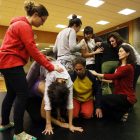 El grupo de participantes ayer en las sesiones de danza en el Aula de Artes del Cuerpo de la Universidad. MARCIANO
