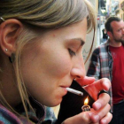 Una mujer se enciende un cigarillo.