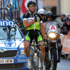 El ciclista suizo Michael Albasini cruza la meta en solitario.