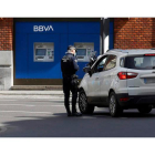 Agentes de la Policía Local de León realizan un control de tráfico en el centro de la ciudad. FERNANDO OTERO