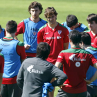 Marcelo Bielsa, a la izquierda, da instrucciones a sus jugadores durante el entrenamiento.