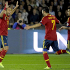 Jordi Alba celebra junto a David Villa y Pedro su gol que abría el marcador para España frente a una ultradefensiva Finlandia.