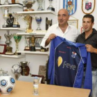 El Huracán Z presentó ayer a Landáburu, a la derecha, como nuevo jugador del club.
