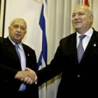Ariel Sharon y el jefe de la diplomacia española, Miguel Ángel Moratinos, ayer en Tel Aviv