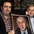Gonzalo Prieto y Antonio Gamoneda posan junto al retrato realizado por el artista.