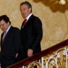 Blair y Barroso se dirigen a posar con los comisarios europeos tras participar en una mesa redonda