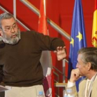 Fermín Carnero escucha a Cándido Méndez durante su intervención ante los delegados de educación