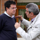Óscar López y Julio Villarrubia conversan en la fiesta de la rosa de Coca, celebrada el pasado mes de junio.