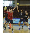 Denis Krivoschlykov, en primer plano, durante un entrenamiento con el Ademar.