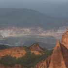 Las Médulas, Patrimonio de la Humanidad, y al fondo la cantera de Catisa.