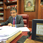 El nuevo presidente de los 260 abogados bercianos ejercientes, Ángel Suárez, ayer en su despacho.