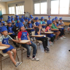 Los alumnos del colegio de Cacabelos, ayer, en la exposición de los Productos de León. L. DE LA MATA