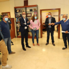 Prada (segundo por la izquierda), ayer con los alcaldes en el Consejo. L. DE LA MATA