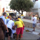 Los servicios de emergencias atienden a los cinco heridos tras caerse de una terraza en Sitges.