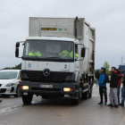 Los trabajadores impidieron la entrada a algunos camiones ajenos a la empresa.