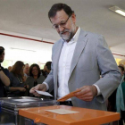 El presidente del Gobierno, Mariano Rajoy, ejerce su derecho a voto en las elecciones del 24M.