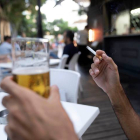 Una persona consume una cervez en una terraza. MIGUEL BARRETO