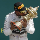 Hamilton besando la copa de la victoria en el GP de Inglaterra.