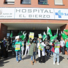 Concentración de protesta celebrada, ayer, en el acceso principal del hospital. L. DE LA MATA