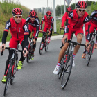 Evans (i) se entrenó ayer con el resto de compañeros del BMC en la víspera del inicio del Tour.