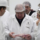 Herrera, ayer, en su visita a una industria agroalimentaria. M.A.M