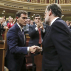 Albert Rivera y Mariano Rajoy se saludan, tras la investidura del candidato del PP.