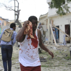 Un herido en el ataque al hotel Dayah de Mogadiscio.