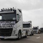 Protesta de un grupo de camioneros en el polígono industrial de Villadangos del Páramo. FERNANDO OTERO
