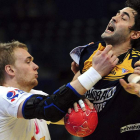 Rene Toft Hansen lucha por el balón con Raúl Entrerríos durante la semifinal del Campeonato de Europa.