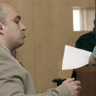 Nino José R.N., en la imagen recogiendo la sentencia