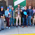Imagen de la visita de los procuradores del PP, con Javier Carrera, ayer a La Bañeza. DL