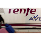 Un pasajero se dispone a coger el primer AVE León-Madrid