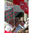 Dos asistentes se protegen de la fuerza del sol con un paraguas