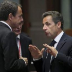 Zapatero charla con Sarkozy al inicio de la Cumbre de líderes de la Unión Europea.