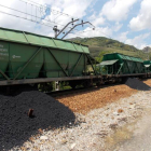 El carbón volcado en la vía férrea entre León y Asturias a la altura de Ciñera de Gordón