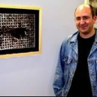 Juan Luis García posa junto a una de sus instantáneas