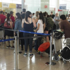 Cola de pasajeros en atención al cliente de El Prat para reclamar retrasos.