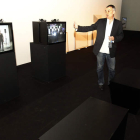 Manuel Olveira y José Ramón Álonso, en la exposición ‘Un número finito de acciones determinadas’, de la artista Itziar Okariz.