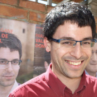 Mateos posa ante los carteles electorales con su imagen.