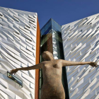 Imagen de la fachada del Titanic Belfast, ubicado frente a los astilleros donde fue construido el famoso transatlántico.