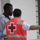 Un inmigrante de origen subsahariano rescatado por Salvamento Marítimo en aguas del Estrecho de Gibraltar.
