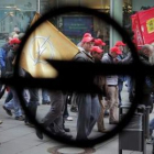 Los empleados de Opel se manifiestan frente a las puertas de la sede de la empresa.