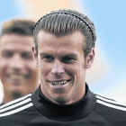 Bale, con Ronaldo al fondo, bromea durante la sesión de ayer en Cardiff.