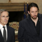 El líder de Podemos, Pablo Iglesias, junto al embajador de Francia en España, Yves Saint-Geours, antes de firmar en el libro de condolencias instalado en el vestíbulo de la residencia del embajador, en Madrid, este sábado.