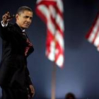 El demócrata Barack Obama saluda tras una de sus últimas intervenciones ante el público